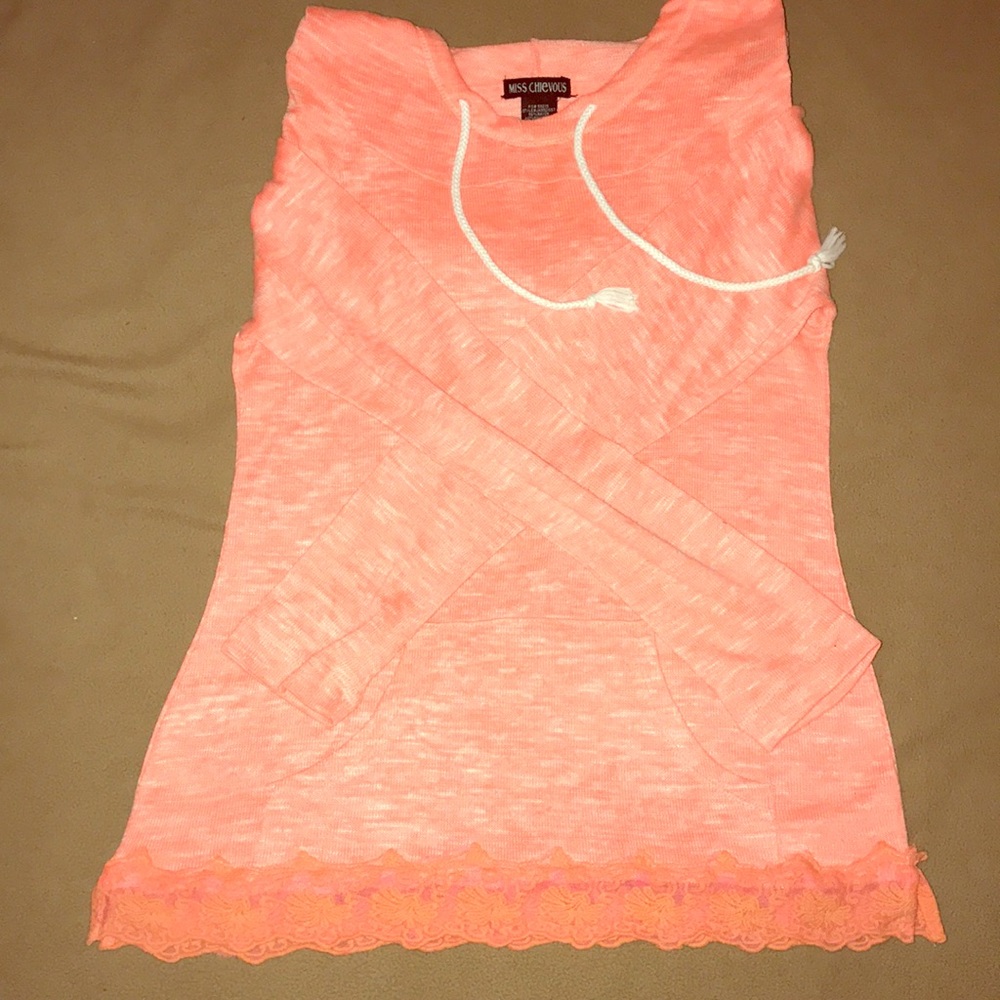Long sleeves light sweater.